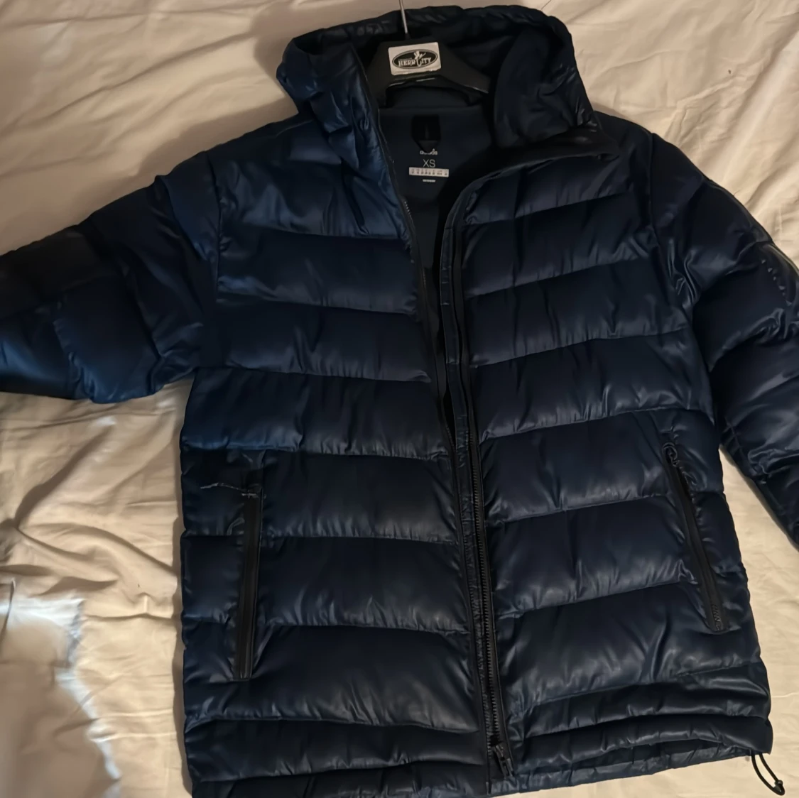 Mörkblå pufferjacka från Adidas