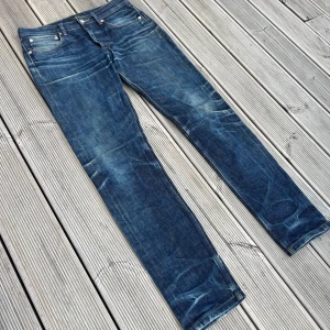 APC Jeans Raw denim - A.P.C raw denim jeans som fått sjukaste washen nånsin (100% cotton) | Storlek 28 W/ 30 L ish | Sitter slim och har sjuk stacking / priset är förhandlingsbart!