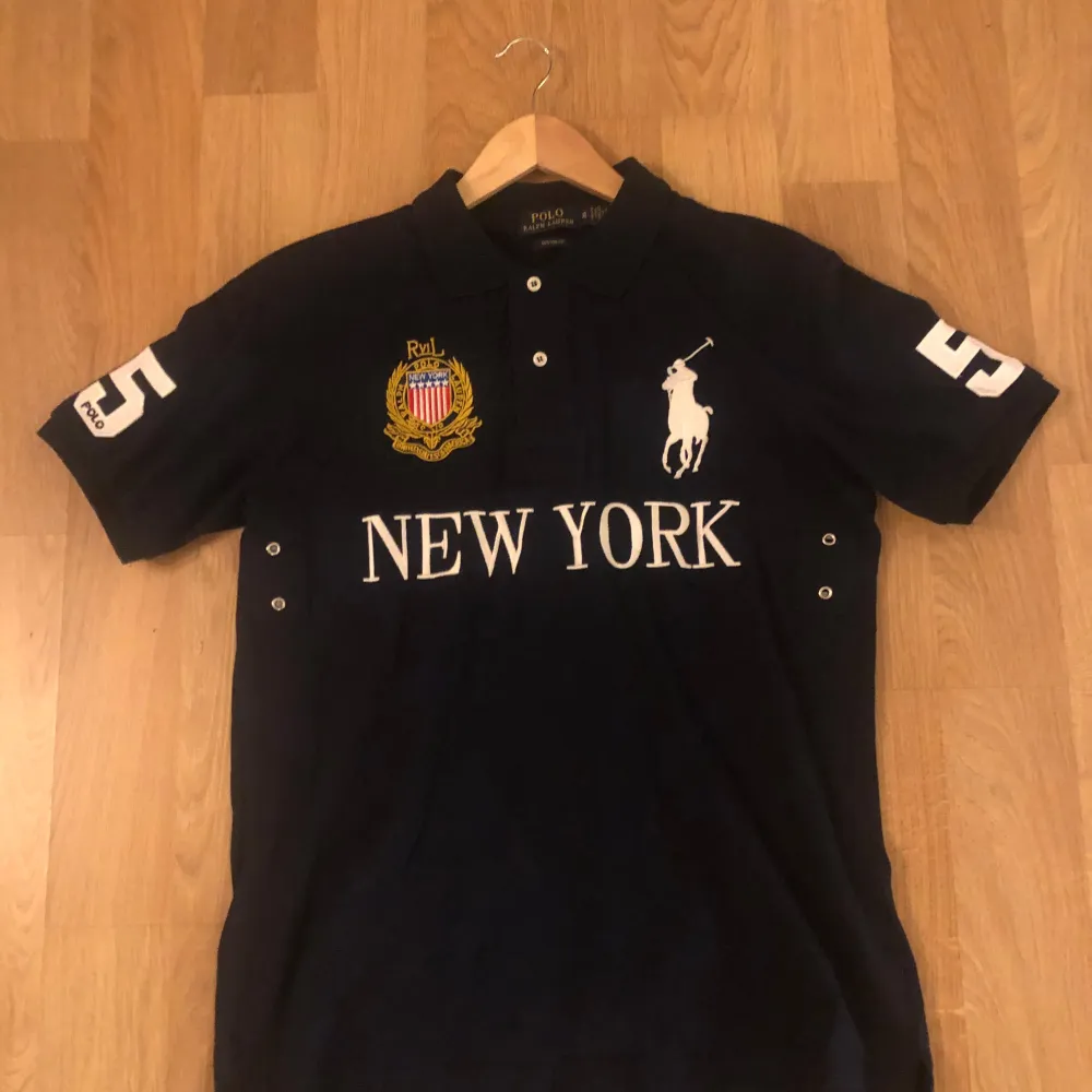 Tjena, säljer dessa jätte feta och rare polo pikén🌟!  Dem har inga sorts fläckar eller skada och är i bra skicka☺️ !buda gärna! vid mer frågor är det ba att skriva. T-shirts.