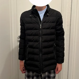 Hugo boss jacka - Min lillebror säljer en hugo boss jacka. Den är i bra skick men texten på kragen har börjat gå av. Se bild. Snygg annars!!🩷 stolek 2 (står i jackan), vet ej vad det exkat är men den är som en S i herr kläder