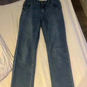 Ett par Levis jeans som är slim fit 