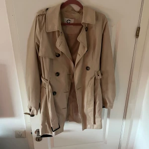 Trenchcoat - Trenchcoat från cubus i storlek 36/S. 