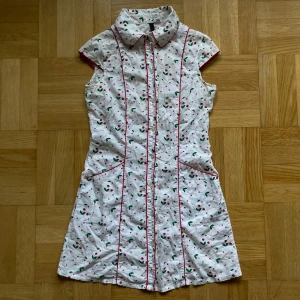 Vit klänning med körsbär - Gullig kort flattering klänning med körsbär! 🍒