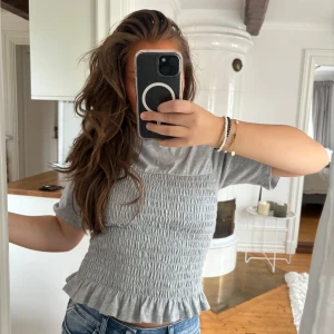 Topp hm  - Säljer denna populära gråa topp från HM💝