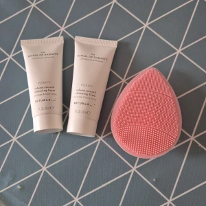 Cleanser - Säljer eftersom att jag jar många clenasers!  Så bra produkt! Köpte i par men har endast testat en, en gång. Från the rituals. Man får med en ansiktsrengörings sak! Säljer båda för 50 kr!!!!