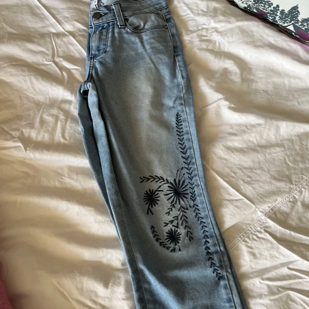 Paige är en premium jeans märke och som setts på många kändisar. Så som Harry Styles, Rosie huntington whiteley, Gwen Staffani, Jessica Biel, Jessica Alba m.m   Verdugo Ankle jeans från Paige  Köpta i LA för ca 3000 kr Storlek 25 Låg midja ankel lång. Jeans & Byxor.