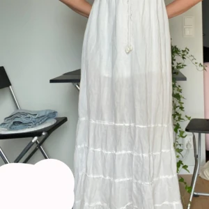 Klänning med broderi - klänning med broderi upptill. hittat tyvärr varken märke eller storlek men passar 36-38. smock (stretchigt) på ryggen ovanför kjolen. stretchiga axelband. finns även underkjol som syns på bilderna