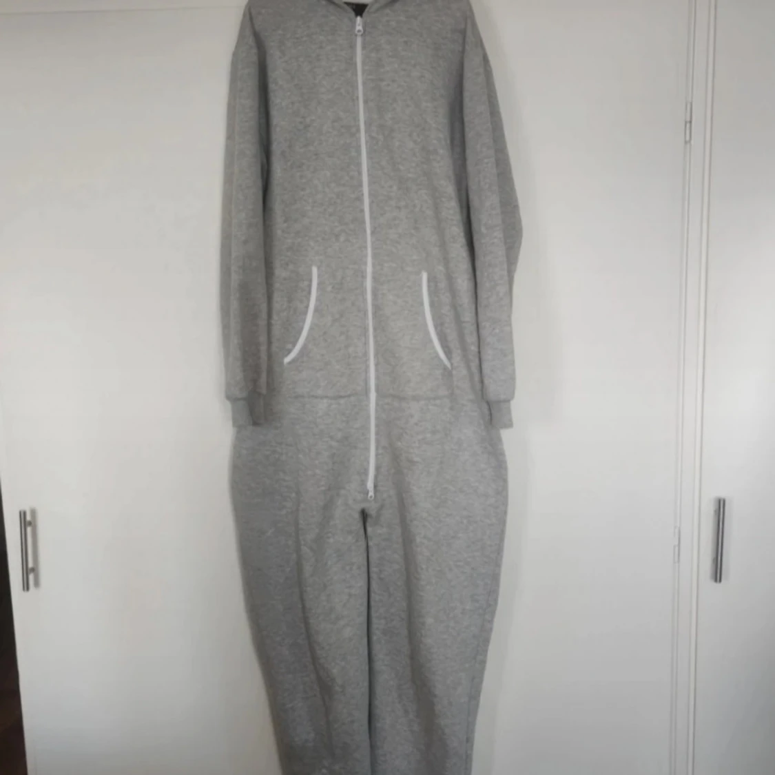 Grå onesie från Skill