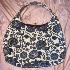 Väska - Jättefin väska från & Otter Stories med gulligt mönster 🩷 Perfekt som skolväska utan några defekter