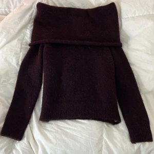 Vin röda off shoulder tröja  - Vin röd off shoulder tröja perfekt nu till hösten! 🍁Storlek S men lite oversize. Priset diskuteras! Köp via köp nu 💗