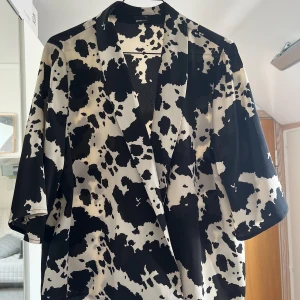 Gina Tricot Skjorta - En så fin urringad skjorta från Gina Tricot i storlek 42 (passar även mindre) – perfekt nu när animalprints är trendigt😍Varsamt använda och i väldigt fint skick❤️