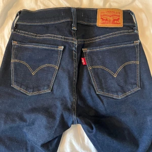 Levi’s 710 super skinny  - Mörkblå, waist 25. Använda väldigt få gånger.