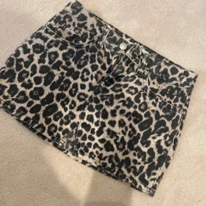 Leopard kjol - Så fin leopard kjol från berhska köpt i somras ❤️ storlek 38, men skulle säga att den passar 40 och 36. Knappast använd!