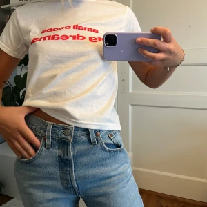 Levi’s 501 - Raka jeans från Levi’s i modellen 501, färgen medium indigo. Använda två gånger, så som nya skulle jag säga🌸 strl W25 L30