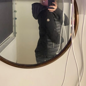 Moncler cardigan  - Säljer denna gamla version av moncler som inte går att köpa längre. Den har bara andvänds några gånger så har inga defekter ! Den är äkta och qr koden på jackan gå att scanna som äktenhetsbevis. Priset går att diskutera 💞Köpte på Sellpy för 5000kr 
