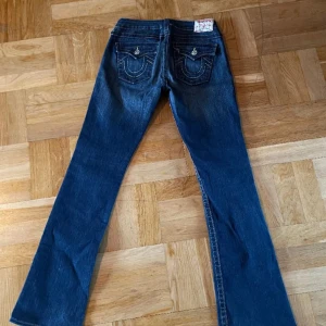 True religion jeans  - Vintage true religion jeans i modellen ”Becky” som är lågmidjade och flared. Innerbenslängd:81cm. Waist: 37cm liggandes. 