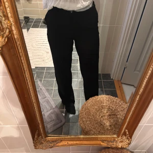 Svarta kostymbyxor  - Svarta kostymbyxor från Ida Carlssons kollektion med Nakd. Super fina och endast använd 2 . Storlek 34 men passar mig som vanligtvis har 36/S💕
