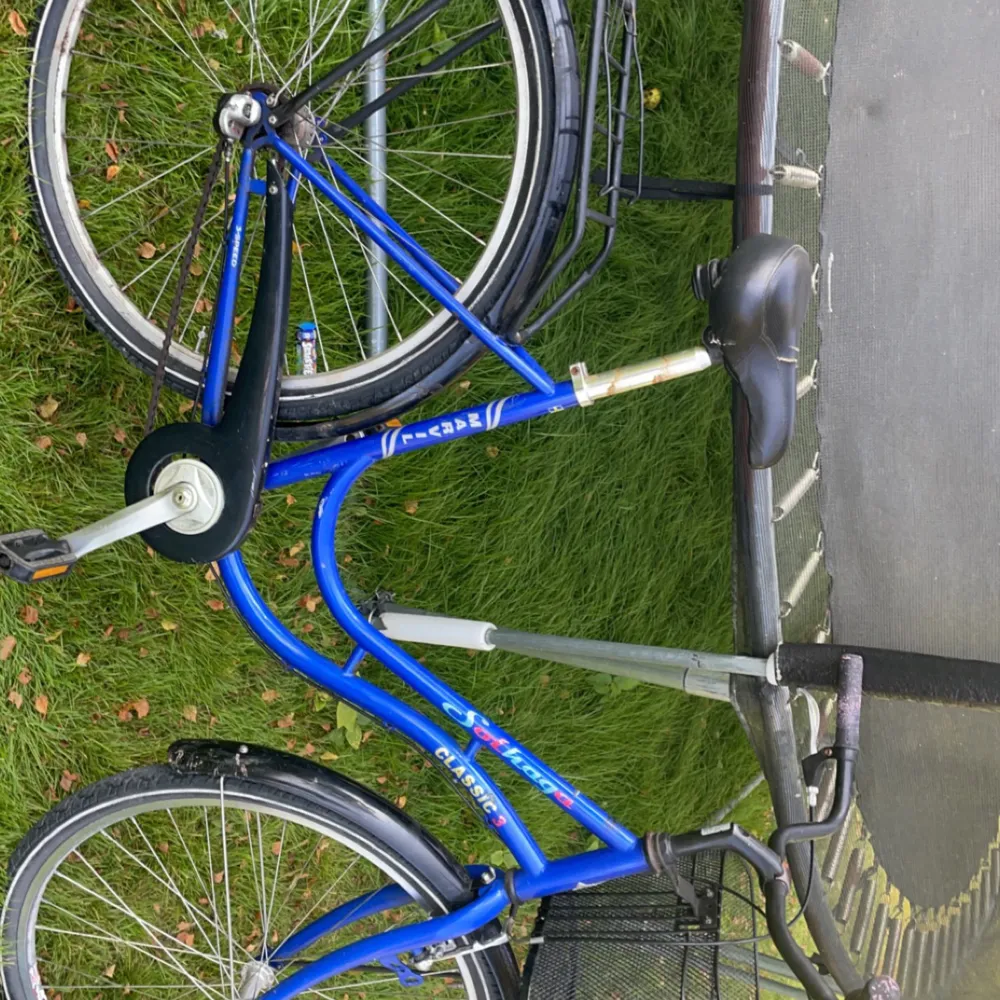 En dam cykel mörk blå Classic 3 Marvin, lite rostig under sadeln, men växeln fungerar som den ska bara att det är en spricka där man växlar, bromsen där fram fungerar sådär, men bromsen med pedalerna fungerar, jag har andvänd den lite, tänkte 400 kr. Övrigt.