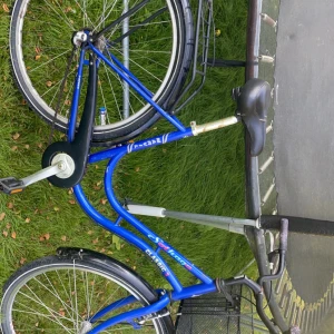 Dam cykel marvil classic 3  - En dam cykel mörk blå Classic 3 Marvin, lite rostig under sadeln, men växeln fungerar som den ska bara att det är en spricka där man växlar, bromsen där fram fungerar sådär, men bromsen med pedalerna fungerar, jag har andvänd den lite, tänkte 400 kr