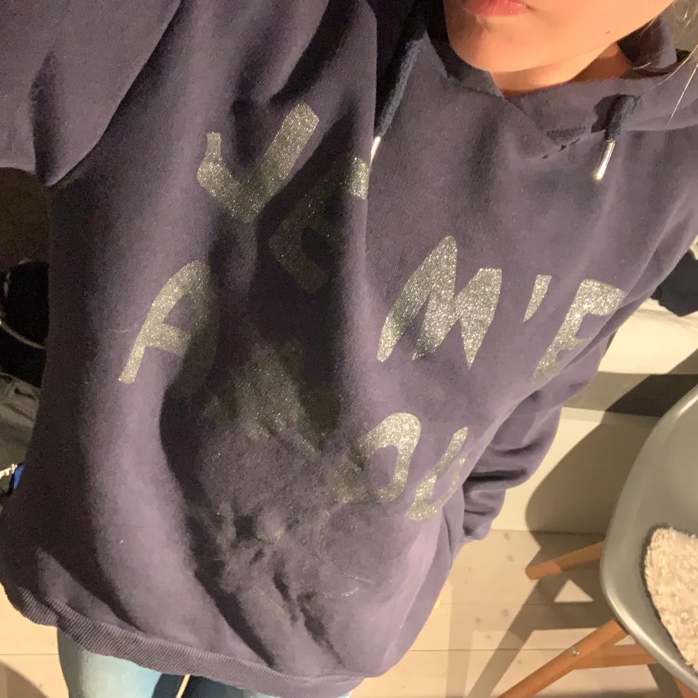 Marinblå je’men amour hoodie med glittertext i rätt så bra skick använt några gånger och köpt av en kompis💕. Hoodies.