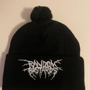 Random Bastards mössa - Fet mössa från Random Bastards i nyskick. Helt oanvänd. Hade två st likadana så säljer en av dem (Ordinarie pris 300 kr)