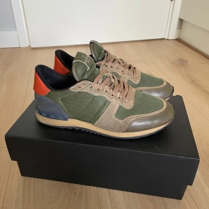 Valentino rockrunners  - Säljer ett par Valentino rockrunners som är i ett bra skick!  Storlek 41 men sitter som 42!  Hör gärna av dig om du har frågor! 