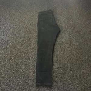 Replay jeans - Den är knappt använda och inget slitage som man ser på bilderna, köpte dem i Italien och dem är i 9,5/10. Skriv privat om fler bilder eller frågor.