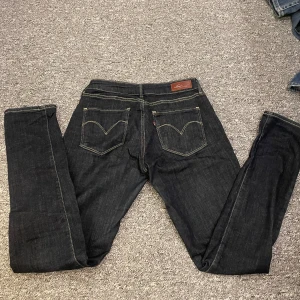 Low rise Levi’s Jeans - Jättefina lågmifjade jeans från levis! Storleken är W29 passar mig som oftast har Xs/S 