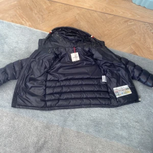 Moncler jacka ÄKTA - ÄKTA moncler jacka den säljs inte nu mera och är väldigt unik och sällsynt passar xs eller runt 168-170 Drar in många komplimanger