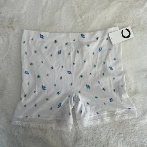 Shorts - Säljer ett par jättesöta blommiga mys shorts att ha hemma ifrån Cubus. Är oanvända med prislappen kvar. Är storlek M men skulle säga de är mer som S då de ej passa mig. Kan posta eller mötas i Örebro 
