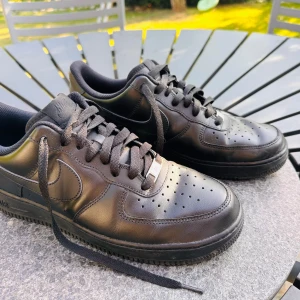 Svarta Nike Air Force sneakers - Svarta Nike Air Force 1 i mycket bra skick. Har knappt använts då de är för stora för mig.  Storlek: 44