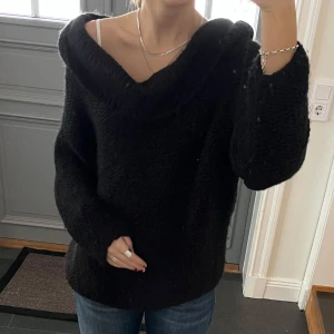 Svart stickad tröja  - Svart stickad off shoulder tröja från Notion 13. Storlek M. Fint skick förutom att den är lite nopprig. Använd gärna köp nu!