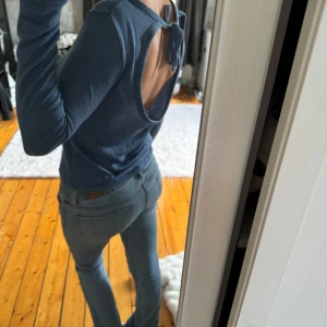 Tröja med öppen rygg  - Såååå snygg tröja med ”öppen” rygg🥰🥰😍passa på nu när det är gratis frakt😍 verkligen perfekt till skolan och hösten🤗🤗 tryck köp nu!! Storlek m men passar mer S