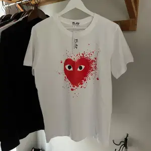 HELT NY Comme des Garcons T-shirt | Strl M | Skriv vid minsta funderingar och frågor!