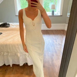Klänning  - Vit klänning som är helt ny!