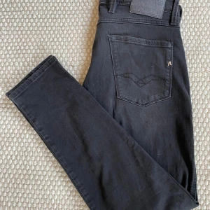 Svarta Replay jeans anbass W30 L30 - Nu säljer jag mina snygga Replay jeans med bra fit då dom är lite korta på mig (är 190 cm) Nypris: 1500kr