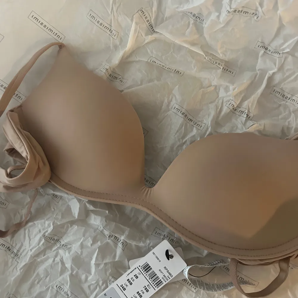 Helt oanvänd bh med lappen kvar från Intimissimi - modell GIOIA i soft beige strl 85B (små i storlekarna). Övrigt.