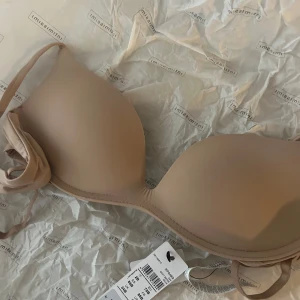Intimissimi GIOIA - Helt oanvänd bh med lappen kvar från Intimissimi - modell GIOIA i soft beige strl 85B (små i storlekarna)