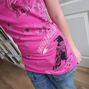 Tshirt  - Säljer min rosa tshirt jag nästan aldrig har använt därför är den i är i ett väldigt fint skick💞🙌