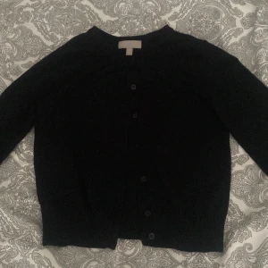 Kofta  - En lite tunnare kofta som är jättegullig, den är använd men i bra skick, kom privat för fler frågor!!🫶🏼