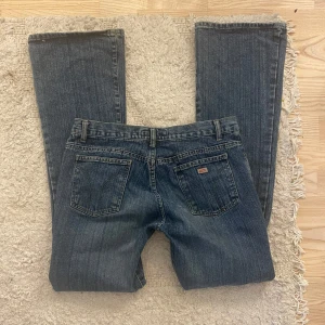 Söta bootcut midwaist jeans - Följ mig gärna då jag lägger upp liknande plagg 🌼 Säljer dessa bootcut jeans från miss sixty då de är något för stora för mig. De är i perfekt skick och i storlek 29 (som 38). De är 105 i ytterbenet, 82 i innerbenet och 38 i midjan ❤️
