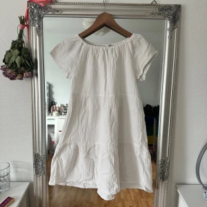 Vit kortklänning - söt och somrig vit kortklänning  med en luftig passform. Perfekt för  sommardagar eller kanske student. 