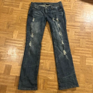 Lowwaist jeans - Snygga lågmidjade bootcut jeans från Two Days Later med slitna detaljer.  Säljer då de bara inte kommer till användning längre, de har inga defekter, slitningarna är en del av designen!💗💗 Mått: 38cm rakt över midjan, 82cm innerbenslängd, 104cm full längd, 18cm grenhöjd. Skriv ifall du undrar över vad som!😁