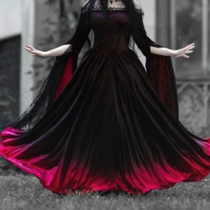 Gothic ballgown - Elegant långklänning i svart och röd med dramatiska spetsdetaljer. Klänningen har långa ärmar och en vacker ombre-effekt från svart till röd. Perfekt för en mystisk och sofistikerad look. 🖤Den har korsettsnörning pa baksidan för att passa figuren bättre. Off-shoulder halsringning med dekorativa applikationer. Fungerar vackert i rörelse, ärmarna når nästan till marken. Jag köpte den till en bal men kommer tyvärr inte längre anända den. Denär i nyskick frẳn personen jag köpte den av. Från punkrave