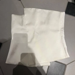 Vit tubtopp från Zara - Säljer en stilren vit tubtopp från Zara, Passar perfekt till fest!! 