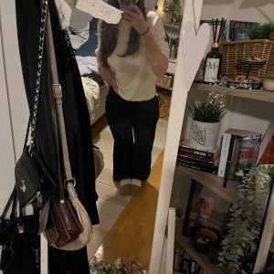 Linnebyxor  - Säljer ett par svarta linnebyxor med snörning i midjan. Byxorna har en loose passform och är perfekta för en avslappnad stil. De är lågmidjade och vida i benen. Skriv vid frågor💗