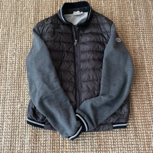 Moncler Cardigan - Hej, Köpte denna fina cardigan förra sommarn, är knappt använd men har nu växt ur den. Storlek L, men moncler är små i storlekarna så passar dig som är ca 170-175cm. Passar perfekt för dig som vill ha något stilrent till våren! Näst intill perfekt skick då den inte har varit använd många gånger. Allt är såklart äkta och kvitto finns🙌.  Frakt går bra🚚! Skriv vid funderingar. Mvh.