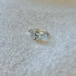 Silver ring - US storlek 5/5.5, diameter cirka 15.5–16 mm, omkrets cirka 48.7–50.2 mm.  Blanda och matcha dina favoriter! Köp flera artiklar tillsammans för rabatt och spara på frakten.  #silver #ring #vintage #smycken #klassisk