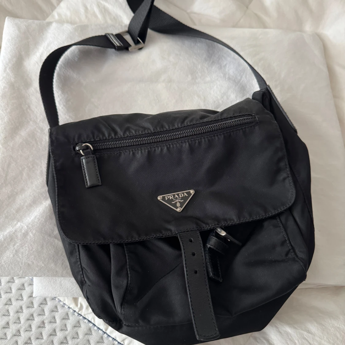 Svart axelväska från Prada