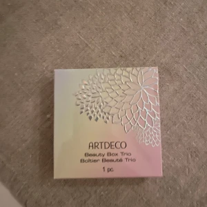 Artdeco etui - Etui för ögonskuggor eller rouge från Artdeco. Plats för tre ögonskuggor eller ett rouge. 